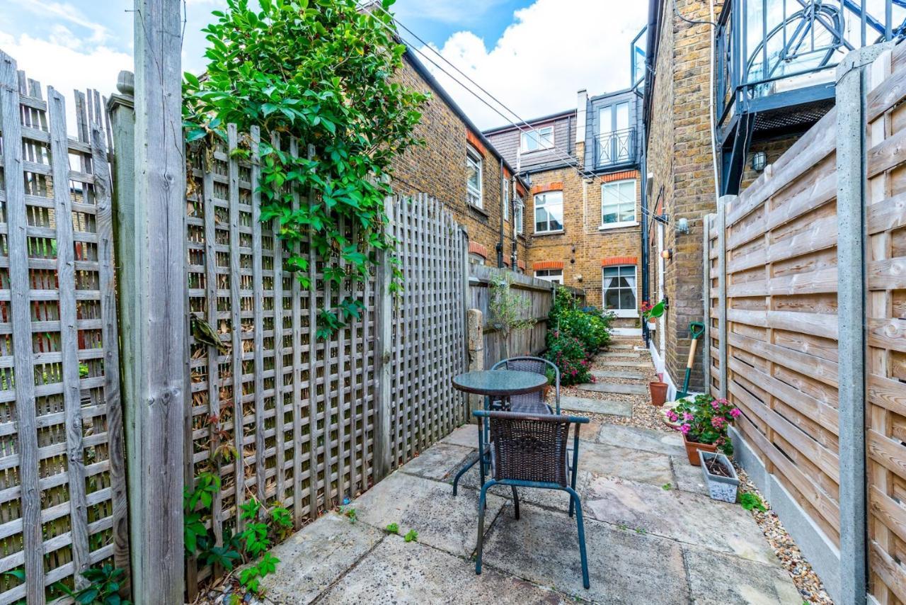Pass The Keys West Cheerful Garden Londra