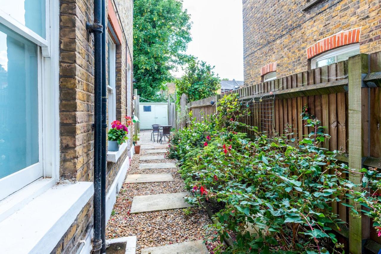 Pass The Keys West Cheerful Garden Londra